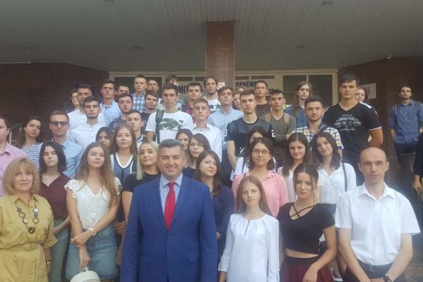 Decanul Facultății împreună cu profesorii și studenții facultății 
1 septembrie 2019